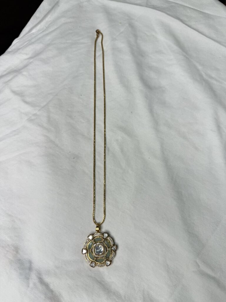 Elegant Vintage-Style Floral Pendant Necklace and Earrings Set