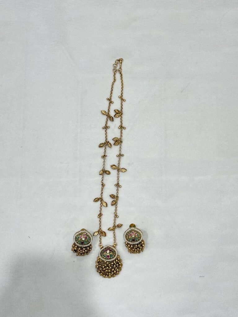 Antique Gold-Plated Kundan Pendant Necklace with Matching Earrings