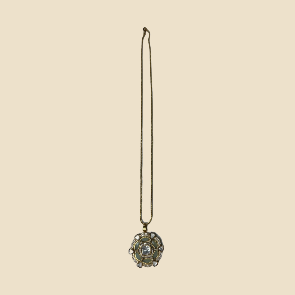 Elegant Vintage-Style Floral Pendant Necklace and Earrings Set